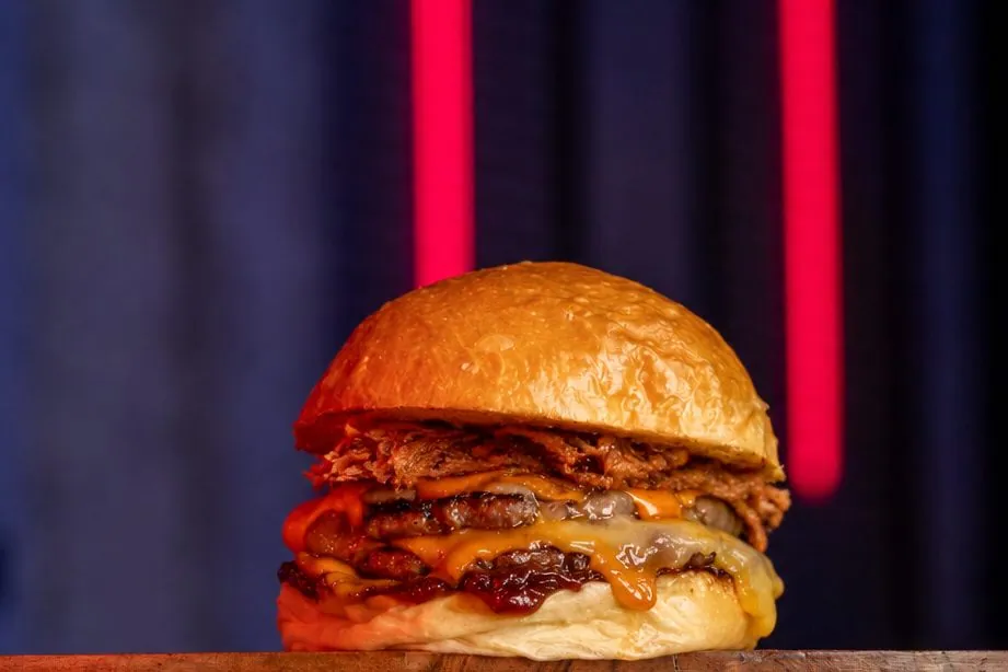 Hamburguesa La Influencer: doble carne, doble queso monterrey, salsa Emmy, mermelada de bacon y pulled pork casero