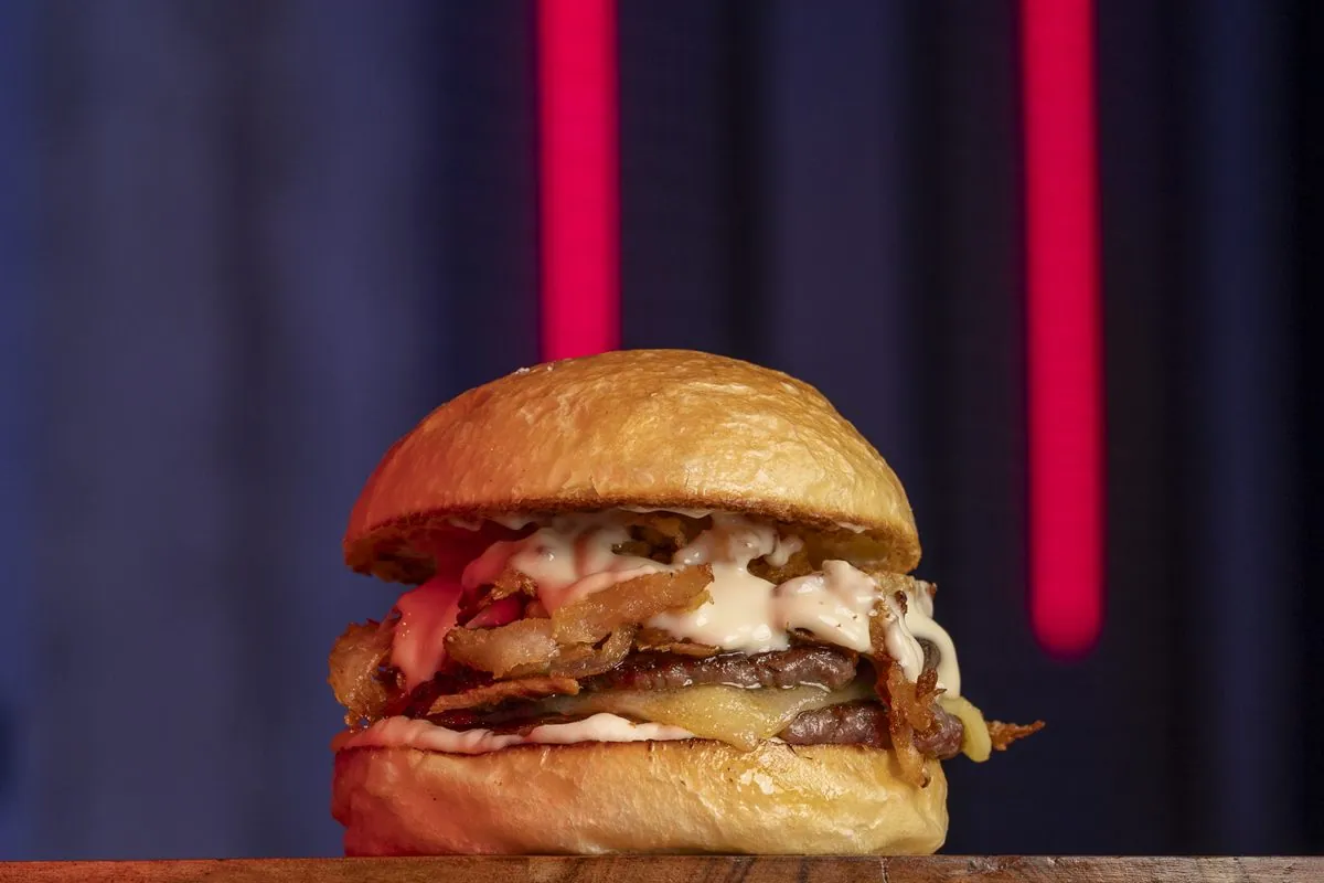 Hamburguesa La Jack Dream: doble carne, queso cheddar ahumado, emulsión de Jack Daniel's, pulled pork casero y cebolla crispy marinada en cerveza