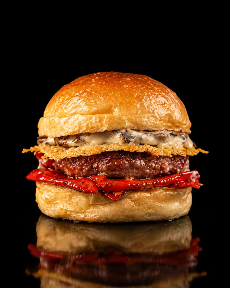 Burger La Txula: txuletón, shiitake, piquillos y parmesano crujiente en pan High Bun