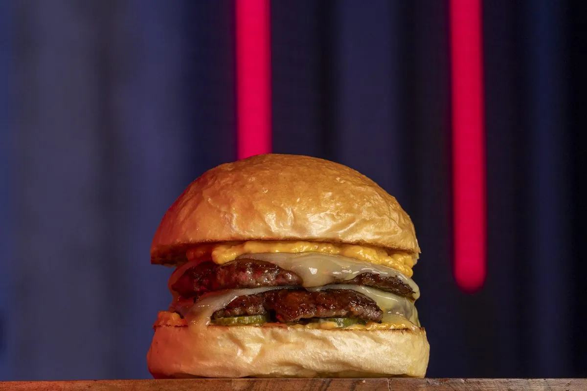 Hamburguesa La Original: doble carne, doble queso monterrey, pepinillos y salsa Hannibal