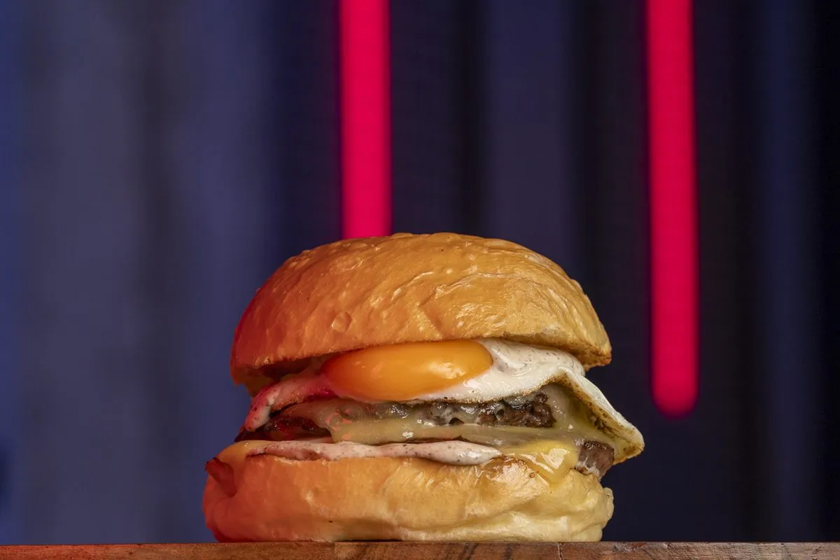 Hamburguesa La Truffled: doble carne, doble queso monterrey, mayo trufada y coronada con un huevo frito