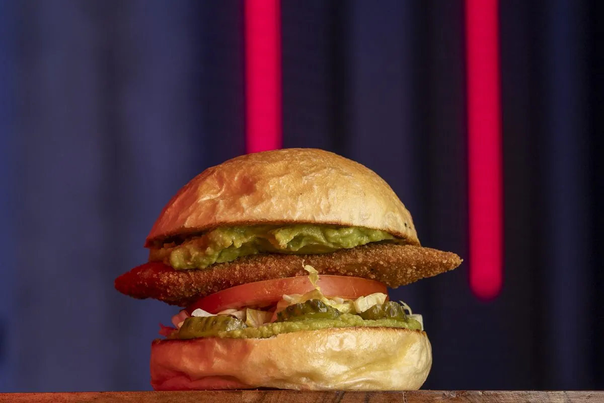 Hamburguesa La Veggie: pan brioche vegano, crunchy de Heura, lechuga, tomate, guacamole y pepinillos